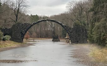 Rododendróny v decembri a nikdy na hranici nehovor, že nepoznáš cieľ svojej cesty a ani dátum návratu.